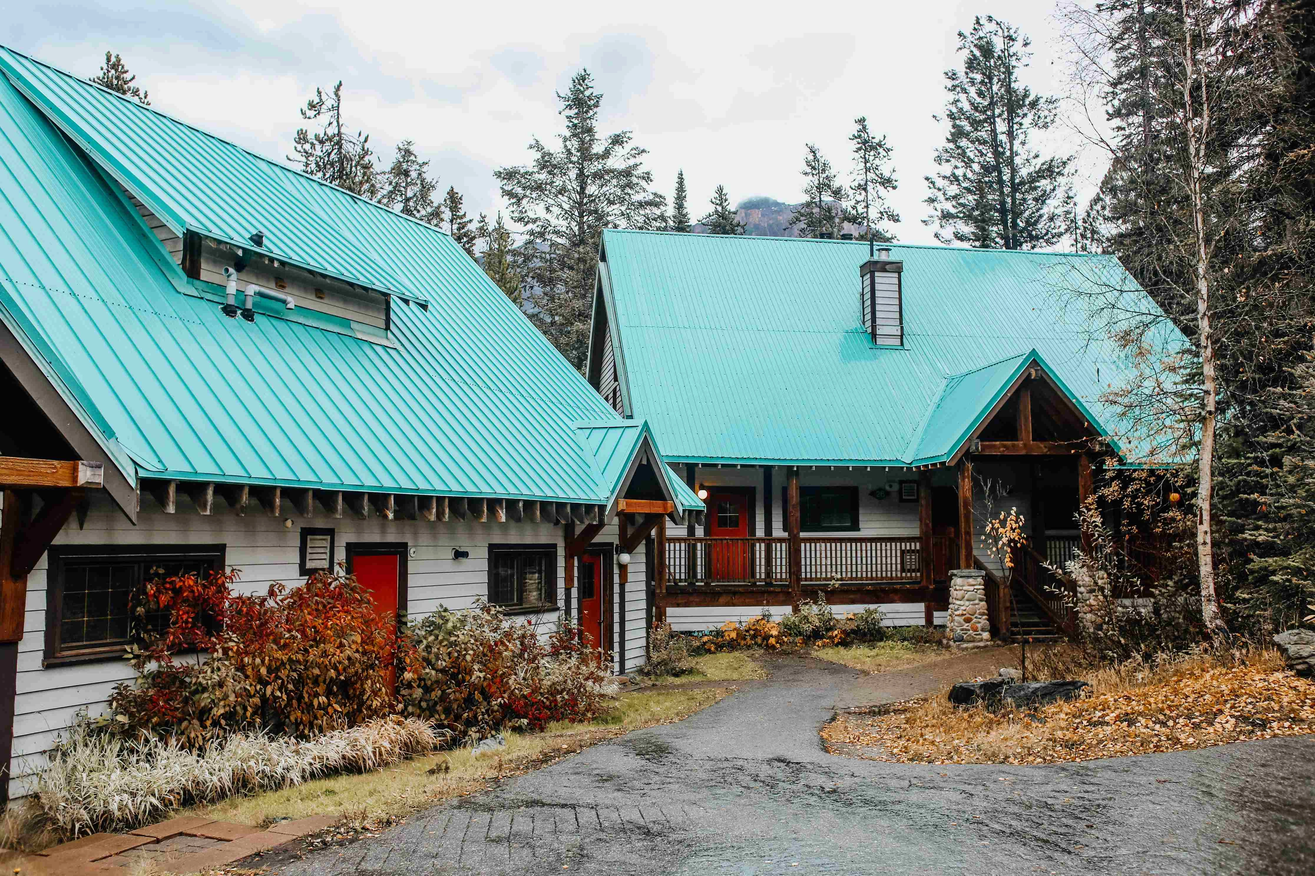 Turquoise-Roofed Cabin Mountain Retreat Turquoise-Roofed Cabin Mountain Retreat
