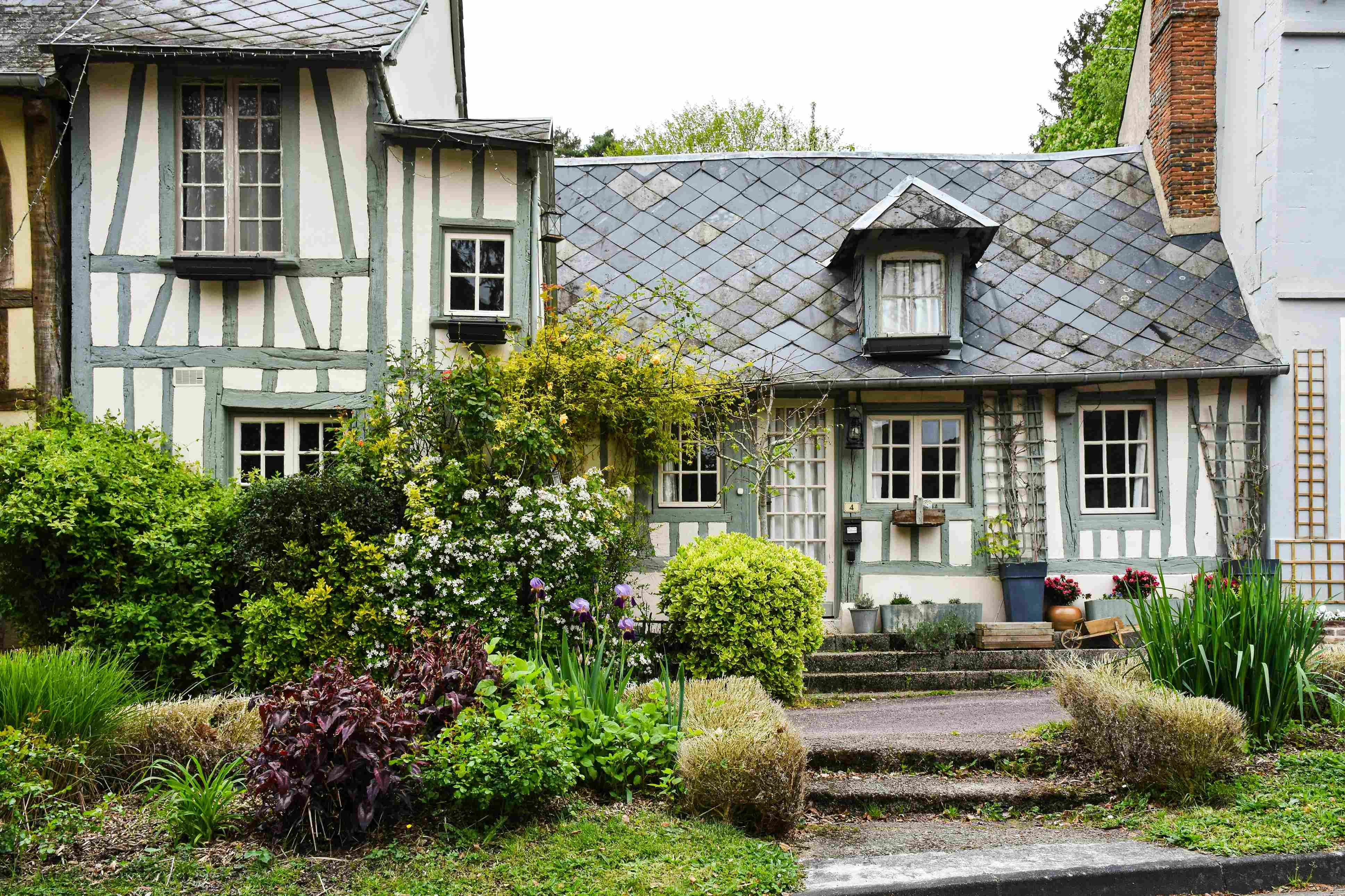 Charming Tudor-style Cottage Garden Charming Tudor-style Cottage Garden