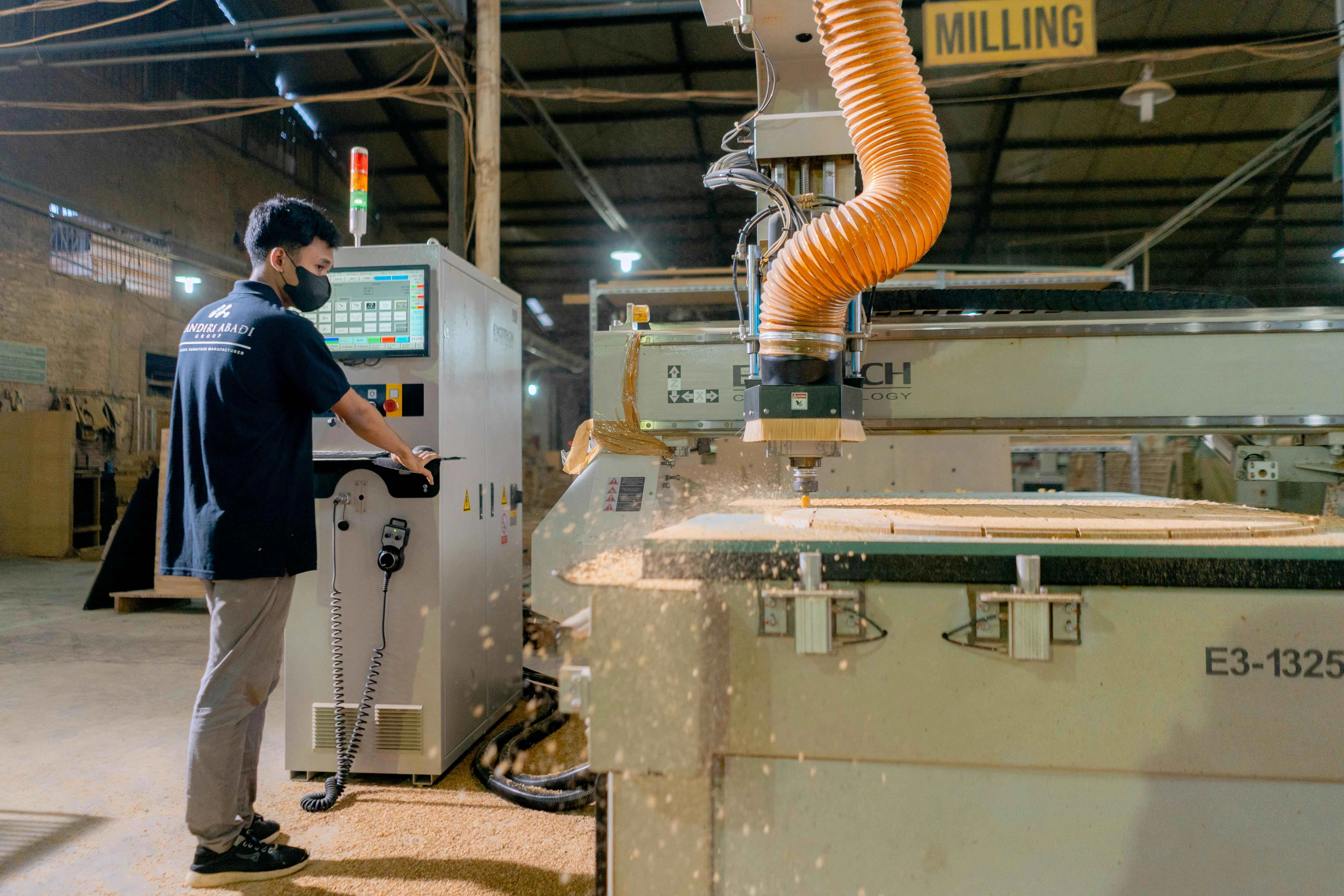 Industrial Milling Machine Operation Industrial Milling Machine Operation