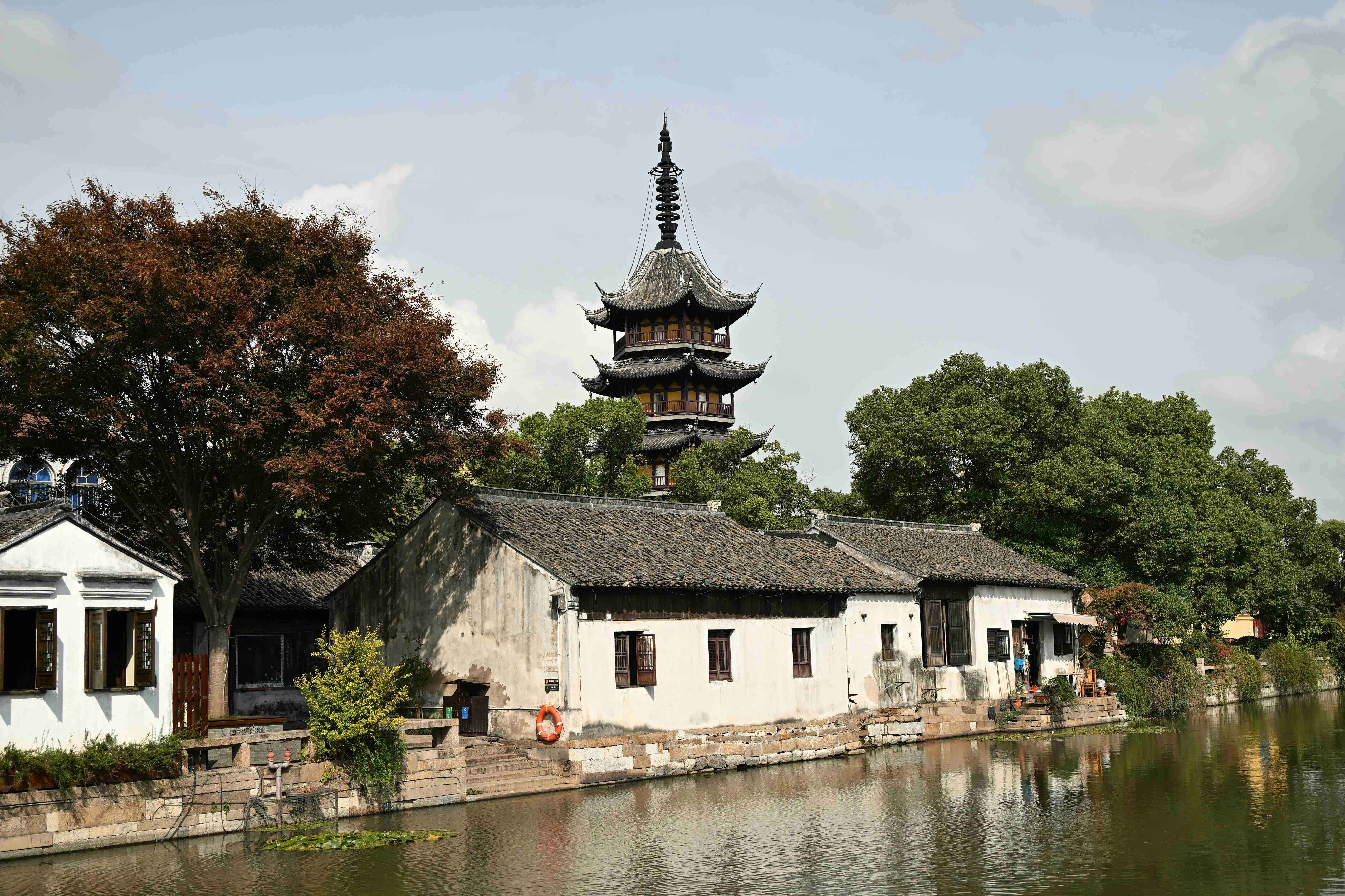 Traditional Chinese Pagoda Waterfront Traditional Chinese Pagoda Waterfront
