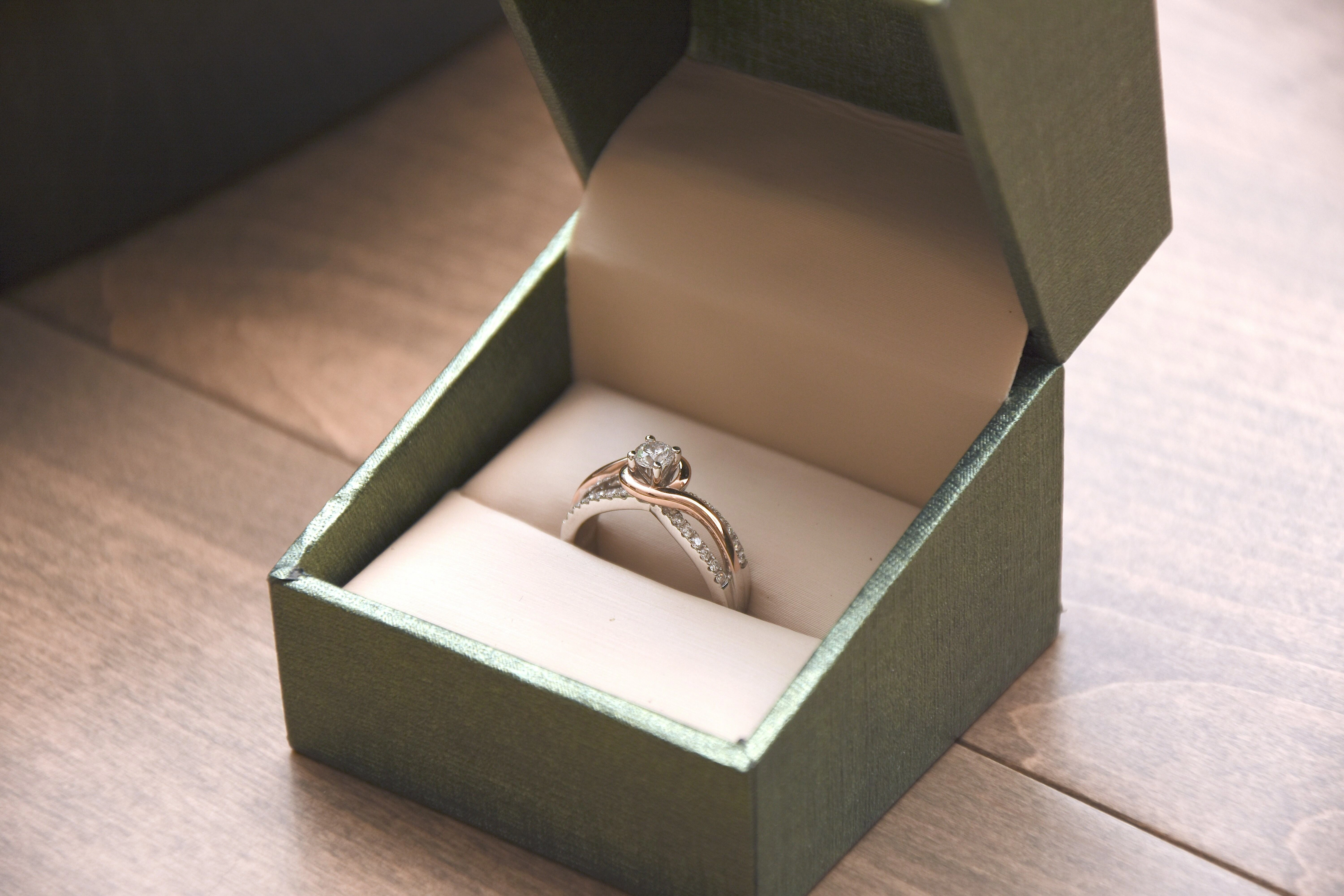 Elegant engagement ring box