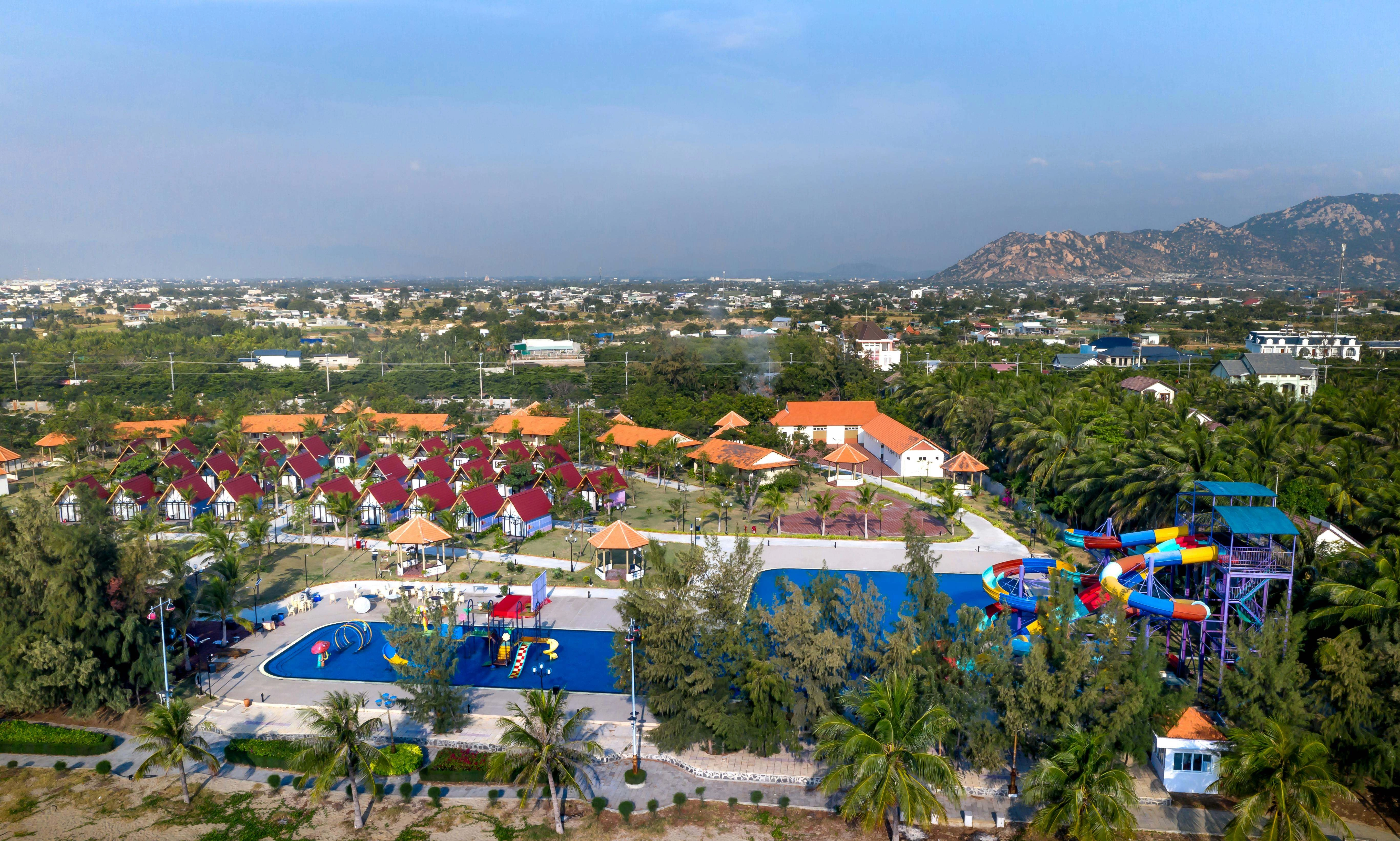 Tropical resort with waterpark Tropical resort with waterpark