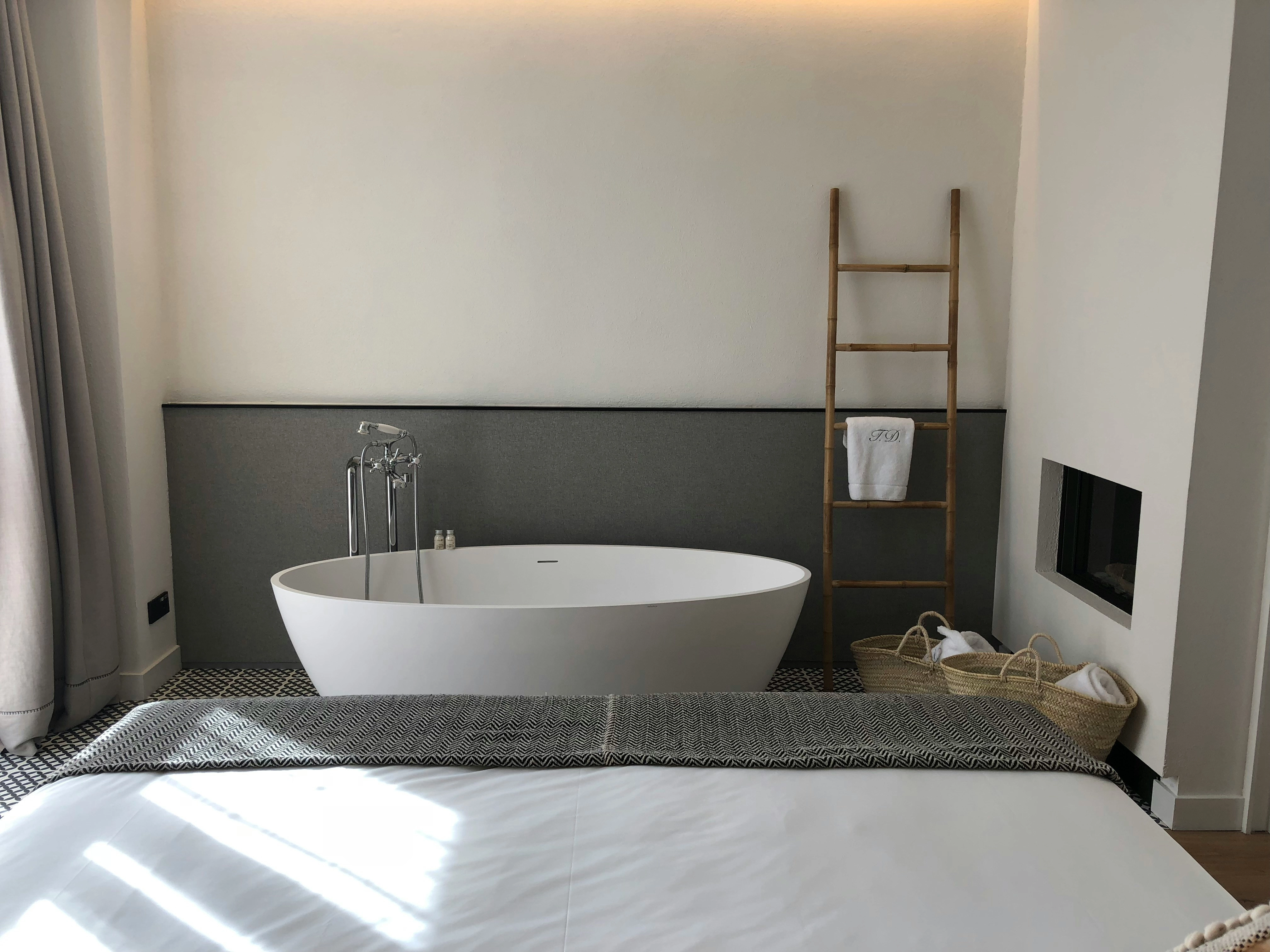 Modern Minimalist Bathroom Oasis