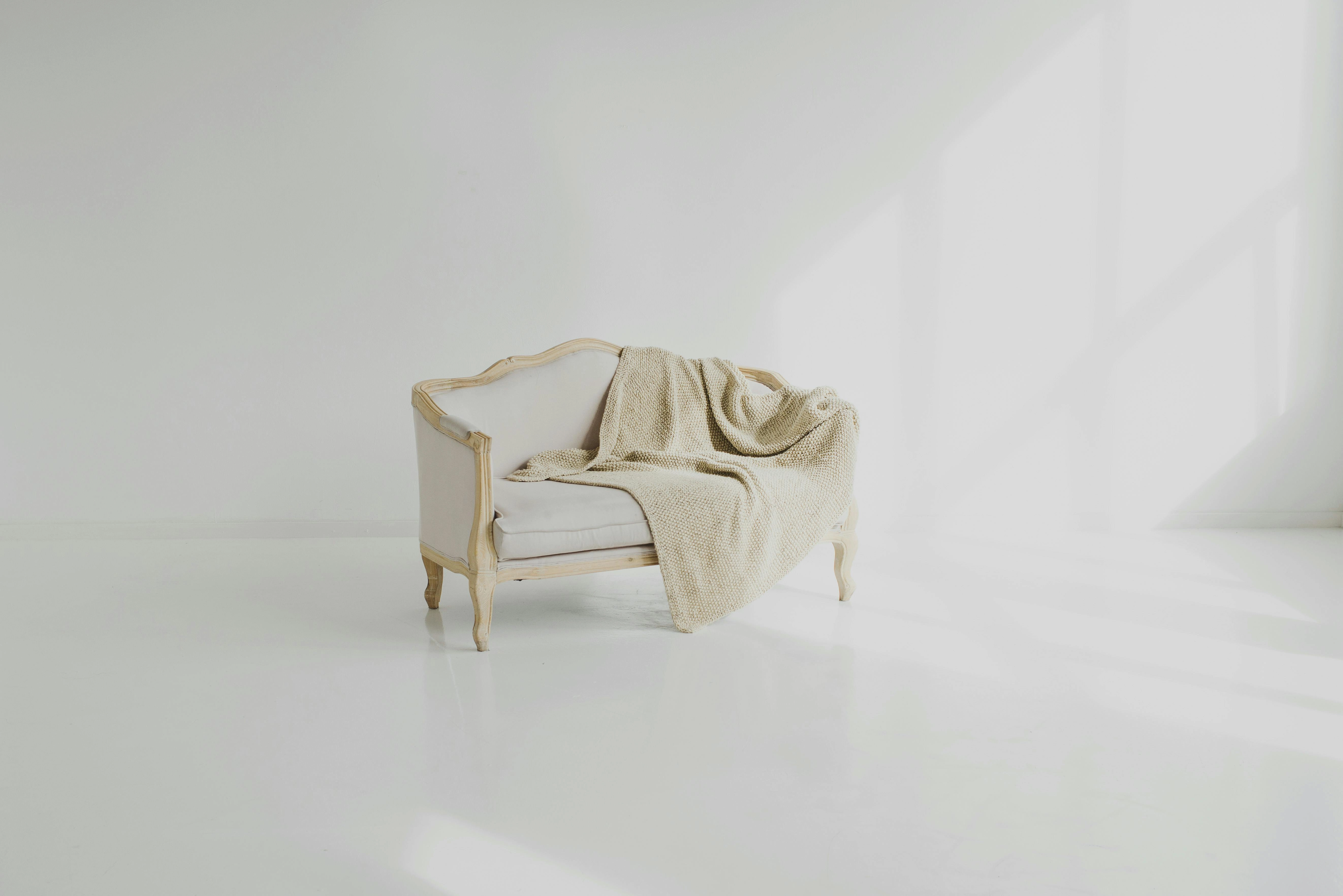 Elegant Vintage Armchair with Throw Elegant Vintage Armchair with Throw