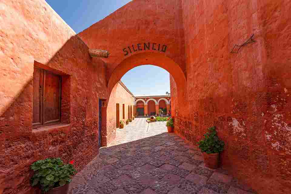 Silencio: Tranquil Spanish Courtyard